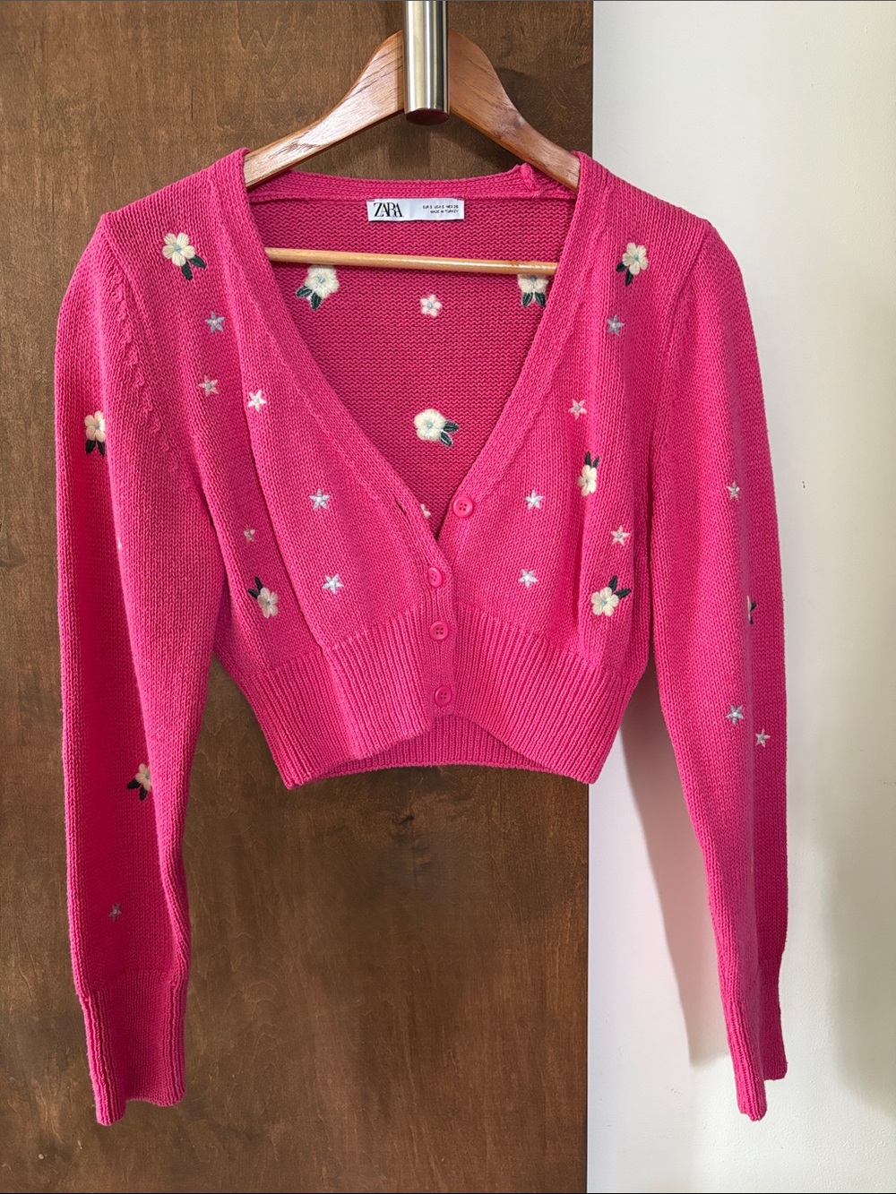 Zara Cropped V-Neck Cardigan with White Floral Accent - Picture 2 of 4